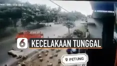 Kecelakaan tunggal dialami oleh mobil pick up saat menghindari sepeda motor di jalan.