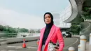 Gaya canggih ala model Tantri Namirah berikut ini yang memadukan polkadot shirt, pleats skirt, dan blazer pink ini bisa bikin tampilan mu terlihat lebih stunning. (Instagram/tantrinamirah).