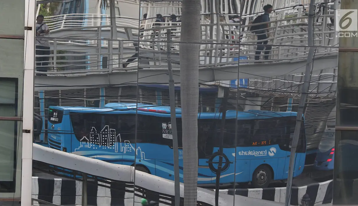 Aktivitas bus Transjakarta di Halte Harmoni, Jakarta, Rabu (2/1). Target 231 juta pelanggan pada tahun 2019 naik dibanding dengan realisasi pelanggan 2018 yang hanya 189,77 juta. (Liputan6.com/Immanuel Antonius)
