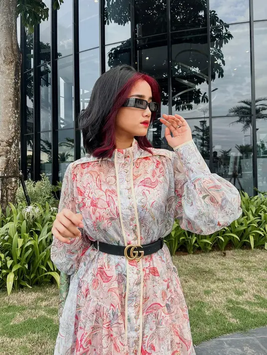 "Jagoan neon merah," tulis Fuji pada keterangan foto tersebut. (FOTO: instagram.com/fuji_an/)