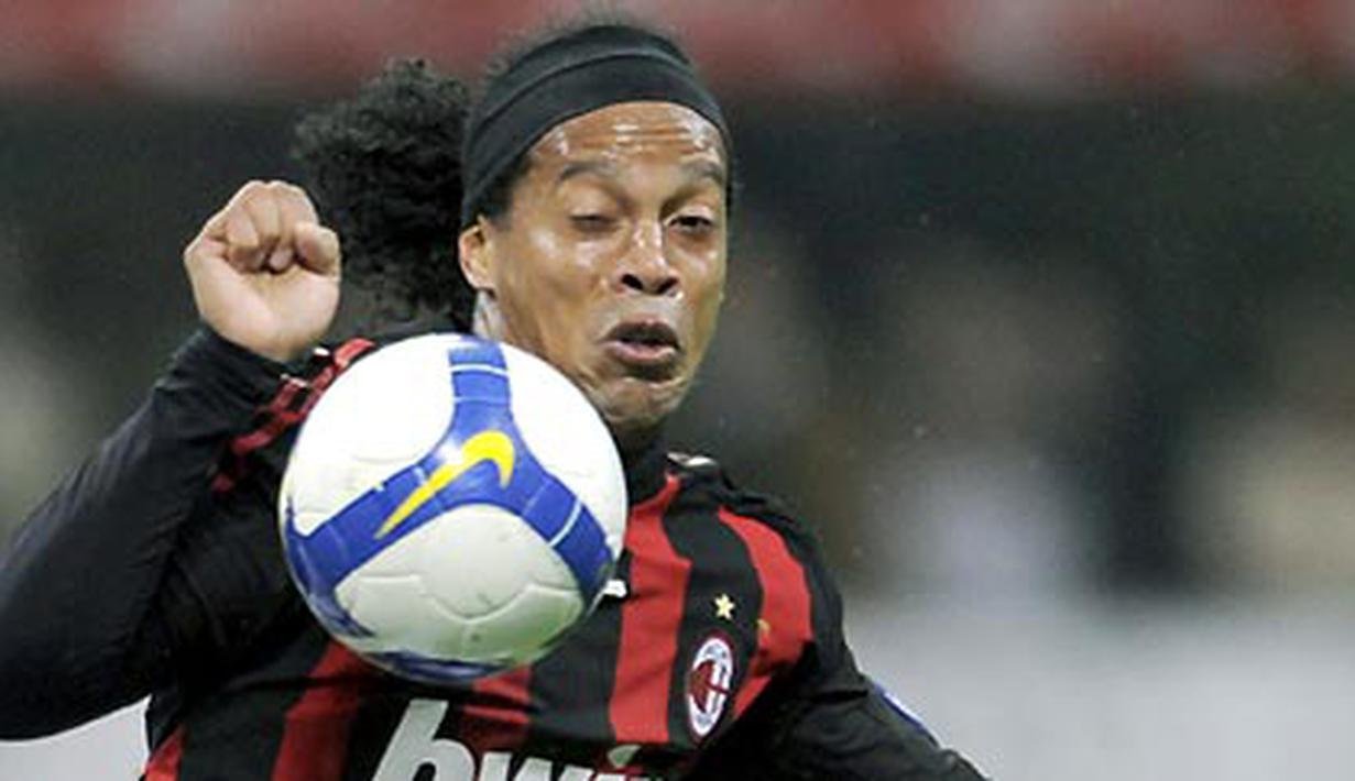 Striker AC Milan, Ronaldinho mengintrol bola ketika menghadapi Torino di kancah Serie A pada 19 April 2009 di San Siro, Milan. AFP PHOTO/DAMIEN MEYER