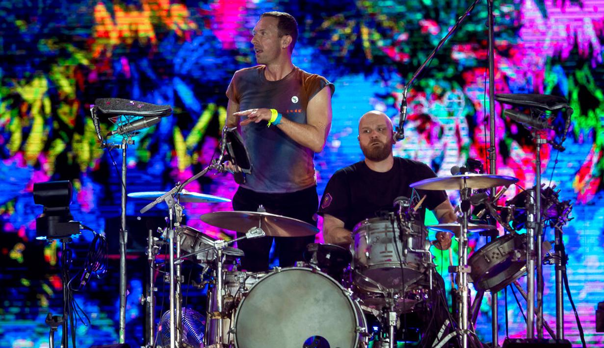 <p>Vokalis dari band rock Inggris Coldplay, Chris Martin (kiri) dan drummer Will Champion tampil pada festival musik Rock in Rio di Rio de Janeiro, Brasil, Minggu (11/9/2022). Ia meminta para penonton untuk meletakkan ponsel mereka dan menikmati lagunya. (AP Photo/Bruna Prado)</p>
