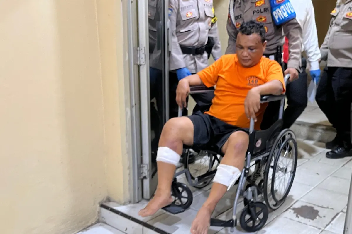 Kedua kaki tersangka IK (37) ditembak polisi karena berusaha melawan dan membahayakan petugas ketika proses penangkapan. Foto : (Istimewa).