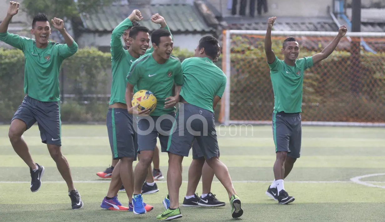 Para pemain tampak rileks mengikut latihan ringan tersebut, tawa canda mewarnai latihan jelang laga penentuan juara Piala AFF 2016. (Bola.com/Vitalis Yogi Trisna)