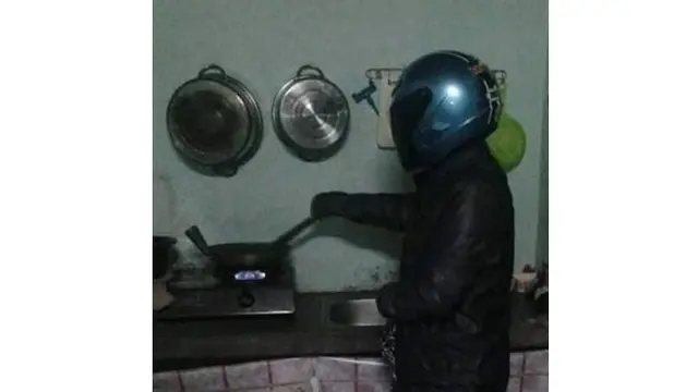 Safety First, Ini 6 Aksi Kocak Bapak-Bapak saat Masak Pakai Helm