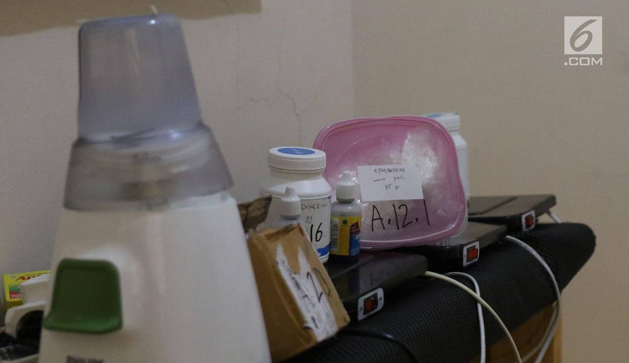 Alat penimbang dan pencampur dalam pembuatan pil ekstasi di sebuah perumahan di Kawasan Pondok Rajeg, Cibinong, Jawa Barat, Senin (24/9). Polisi juga menahan tiga tersangka dan sejumlah barang bukti terkait. (Liputan6.com/Helmi Fithriansyah)