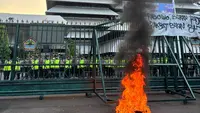 Demo Mahasiswa di Semarang Diwarnai Bakar Ban, Ini 5 Tuntutannya