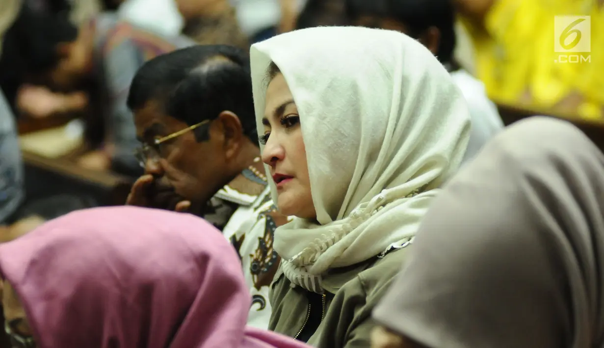 Deisti Astriani Tagor mengikuti sidang lanjutan dugaan korupsi E-KTP dengan terdakwa Setya Novanto di Pengadilan Tipikor, Jakarta, Kamis (11/1). Deisti duduk berdampingan dengan Idrus Marham di bangku pengunjung sidang. (Liputan6.com/Helmi Fithriansyah)