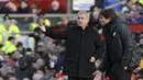 Gaya pelatih Manchester United, Jose Mourinho (kiri) saat berbincang dengan pelatih Chelsea, Antonio Conte pada lanjutan Premier League di Old Trafford stadium, Manchester, (25/2/2018). Manchester United menang 2-1. (AP/Rui Vieira)