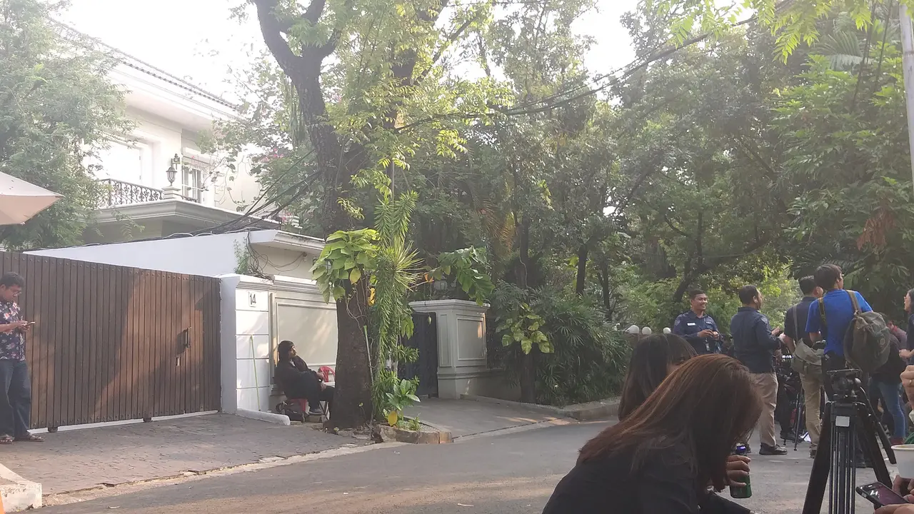 Kediaman cawapres Ma'ruf Amin masih tertutup rapat. Namun tampak sejumlah Paspampres telah berdatangan. (Liputan6.com/Ika Defianti)
