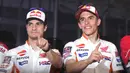 Pebalap Honda, Marc Marquez (kanan) dan Dani Pedrosa saat peluncuran All New Honda CBR150R di Sentul, Jabar, Minggu (14/2/2016). All New Honda CBR150R hadir dengan mesin & desain baru dibandingkan dengan generasi sebelumnya. (Liputan6.com/Angga Yuniar)