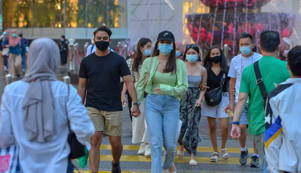 Orang-orang yang memakai masker berjalan di sebuah jalan di Kuala Lumpur, 5 Oktober 2020. Malaysia pada Senin (5/10) melaporkan rekor penambahan kasus harian tertinggi lainnya dengan 432 kasus baru COVID-19, menambah total kasus di negara itu menjadi 12.813. (Xinhua/Chong Voon Chung)