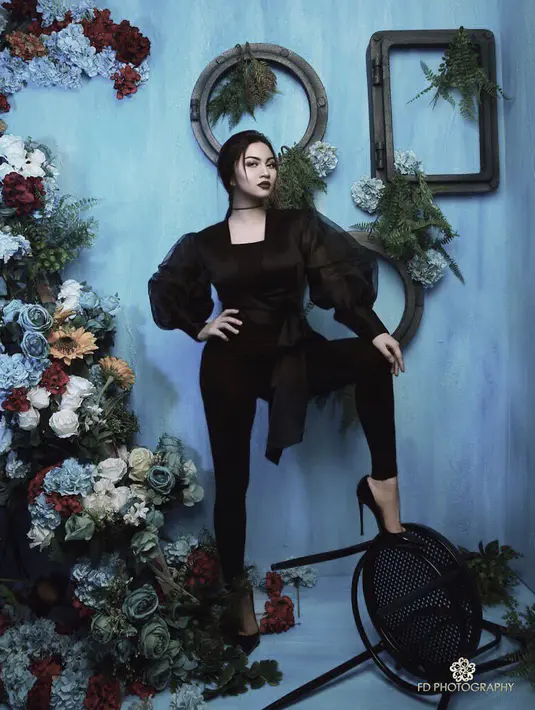 Aura kecantikannya pun terlihat saat ia mengenakan busana warna hitam. Ia tampak begitu cantik memesona. (Foto: instagram.com/arieltatum)