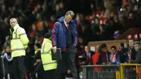 Manajer Manchester United, Louis van Gaal, tampak kecewa usai timnya ditahan imbang 0-0 oleh West Ham United dalam laga lanjutan Premier League di Old Trafford, Sabtu (5/12/2015) malam WIB. (Reuters / Lee Smith).