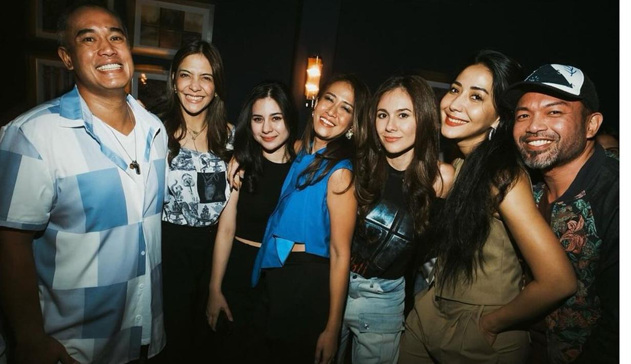 Tampak Ardi Bakrie sebagai saudara ipar juga ikut hadir memeriahkan pesta. Gita Janu yang dikenal sebagai sosialita itu memang cukup dekat dengan banyak artis Tanah Air. Tampak dijajaran para tamu, ada Wulan Guritno yang tampil menawan dengan gaya bak ABG. (Liputan6.com/IG/@gitajanu)