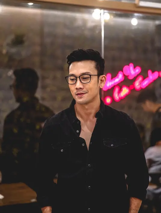 Mengenakan kacamata berbingkai hitam juga bisa memperlihatkan ketegasan wajah Densu. Tak sedikit netizen yang mengomentari penampilan Denny Sumargo saat menggunakan kacamata. (Liputan6.com/IG/@sumargodenny)
