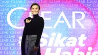 Cara instan Agnez Mo pilih sampo berteknologi mutakhir untuk merawat rambut dari ketombe. (Foto: Dok. Clear)