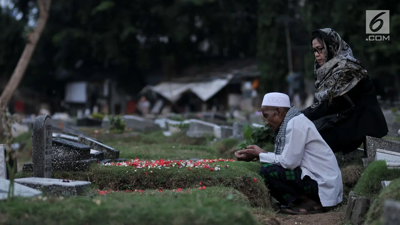 Potret Pembaca Doa Musiman yang Raup Rezeki dari Peziarah