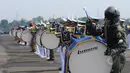 Aksi marching band prajurit TNI AU memeriahkan upacara HUT ke-69 TNI AU di Lanud Halim Perdanakusuma, Jakarta, Kamis (9/4/2015). Sejumlah atraksi ditampilkan oleh prajurit TNI AU. (Liputan6.com/Herman Zakharia)