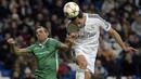 Bek Real Madrid, Alvaro Arbeloa (kanan) memenangi duel udara dengan bek Ludogorets, Yordan Minev pada laga fase Grup B Liga Champions 2014/2015 di Santiago Bernabeu Stadium, Madrid (9/12/2014). Sukses mempersembahkan satu gelar La Liga dan 2 trofi Liga Champions, Alvaro Arbeloa yang merupakan produk akademi Real Madrid ini nyatanya dilepas gratis ke West Ham United pada awal musim 2016/2017 setelah tampil dalam 238 laga dengan torehan 6 gol dan 15 assist. (AFP/Gerard Julien)