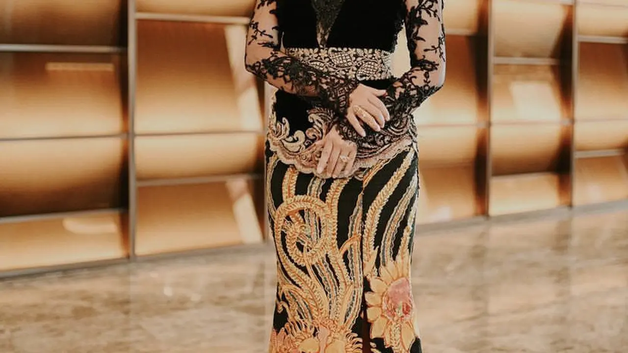 Pesona Rossa Tampil Mengenakan Kebaya