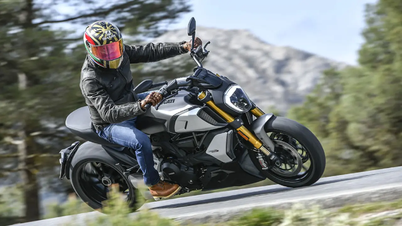 Ducati mulai uji coba Diavel V4 di jalan raya