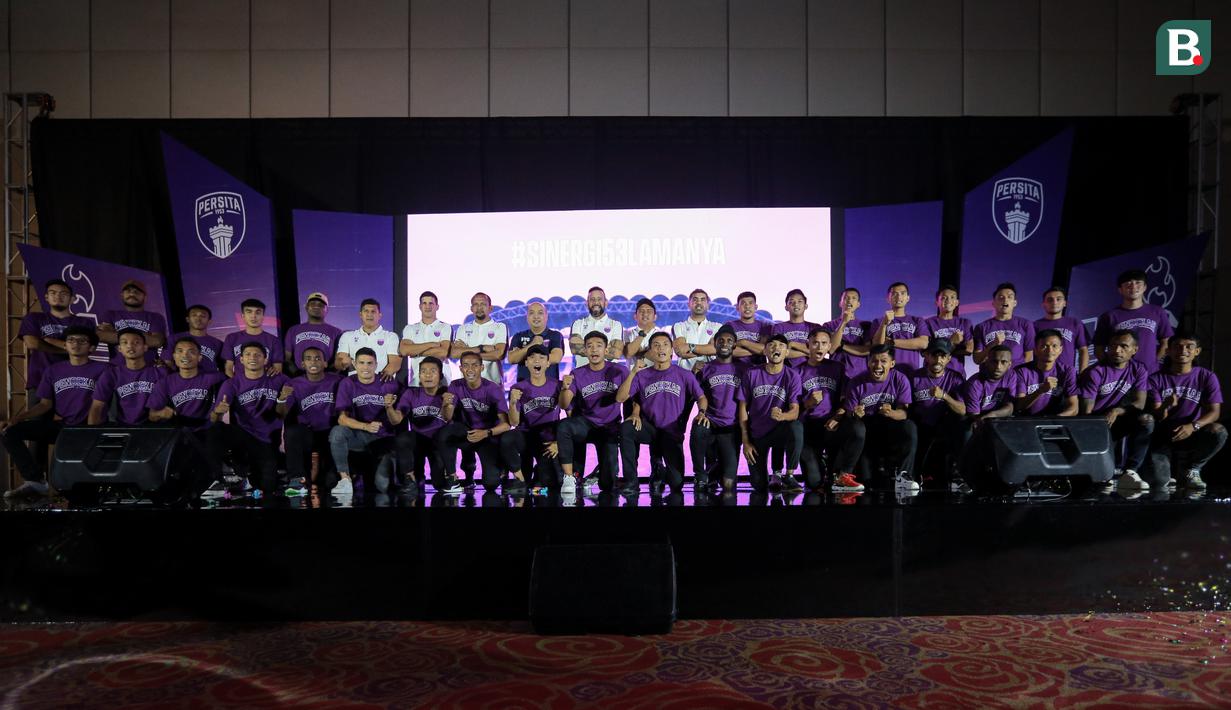 Seluruh pemain, pelatih, dan manajemen Persita Tangerang berfoto bersama saat acara Launching Team and Jersey Persita Tangerang di The Springs Club, Gading Serpong, Tangerang, Banten pada Kamis (21/06/2022). (Bola.com/Bagaskara Lazuardi)