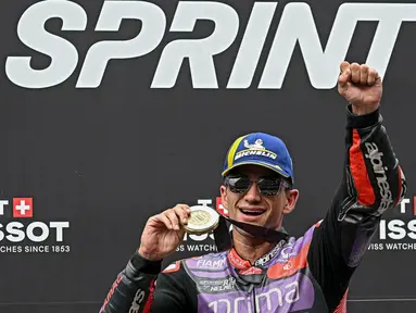 Pembalap Prima Pramac Racing asal Spanyol, Jorge Martin melakukan selebrasi setelah memenangkan balapan Sprint MotoGP Grand Prix Malaysia di Sirkuit Internasional Sepang, 2 November 2024. (Lillian SUWANRUMPHA/AFP)