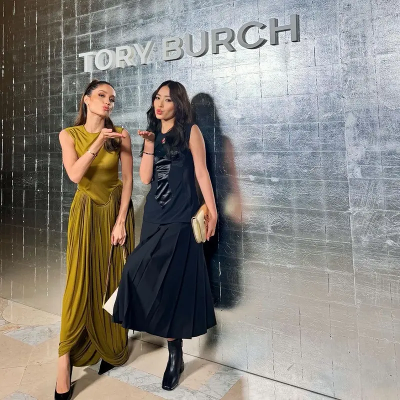 Gaya Mahal Cinta Laura dan Natasha Wilona Hadiri Show Tory Burch