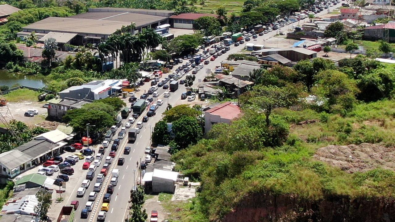FOTO: Lonjakan Pemudik Menuju Pelabuhan Merak Sebabkan Kemacetan 7 Km