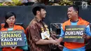 Aktivis memparodikan adegan peristiwa pertemuan anggota Pansus Hak Angket KPK dengan para narapidana kasus korupsi di depan Gedung KPK, Jakarta, Minggu (9/7). Mereka mengkritisi pertemuan tersebut. (Liputan6.com/Helmi Fithriansyah)