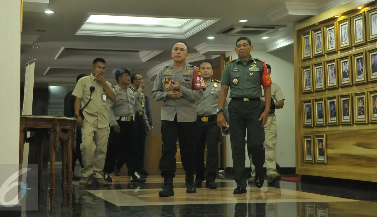 Kapolda Metro Jaya, Irjen M Iriawan jelang memberikan keterangan pers terkait penangkapan Miryam S. Haryani di Jakarta, Senin (1/5). Miryam ditangkap bersama seorang rekan di kawasan Kemang. (Liputan6.com/Helmi Afandi)