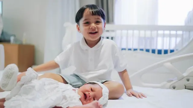 6 Pemotretan Keluarga Terbaru Tasya Kamila yang Kini Bersama Dua Buah Hati