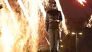 Patung Presiden RI Pertama, Sukarno berlatar cahaya kembang api saat pembukaan Asian Games ke-18 di Stadion GBK, Jakarta, Sabtu (18/8). Pembukaan dihadiri Presiden RI, Joko Widodo dan berlangsung hingga 2 September. (Liputan6.com/Helmi Fithriansyah)