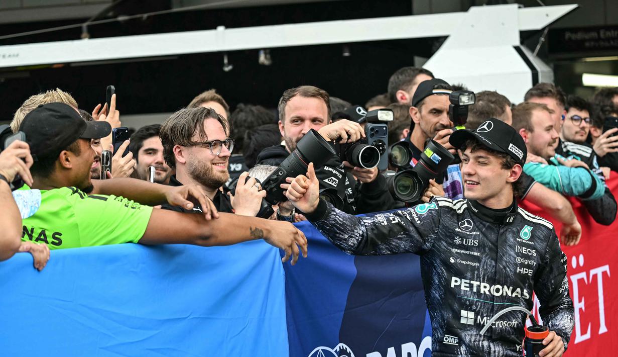 Kimi Antonelli menjadi yang tercepat dengan catatan waktu dalam balapan yang digelar sepanjang 53 putaran atau lap. Tampak dalam foto, pembalap Mercedes AMG Petronas asal Italia, Kimi Antonelli, merayakan kemenangannya bersama timnya di parc ferme setelah memenangkan Grand Prix Formula Satu Jepang di sirkuit Suzuka, Suzuka, prefektur Mie pada Minggu 29 Maret 2026. (Toshifumi KITAMURA/AFP)