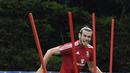Penyerang Wales, Gareth Bale, tampak rileks berlatih jelang Piala Eropa 2016 di Dinard, Prancis, Kamis (9/6/2016). (AFP/Damien Meyer)