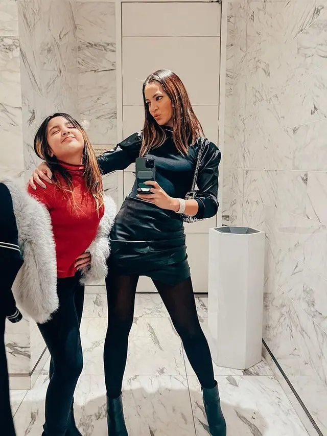 Bak Bestie, 4 Gaya Kompak Nia Ramadhani dan Mikhayla Bakrie di Amerika