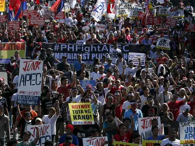 Ribuan orang berbaris melakukan unjuk rasa di jalan dekat lokasi KTT Asia-Pacific Economic Cooperation (APEC) di Manila, Filipina, Kamis (19/11). (REUTERS/Edgar Su)