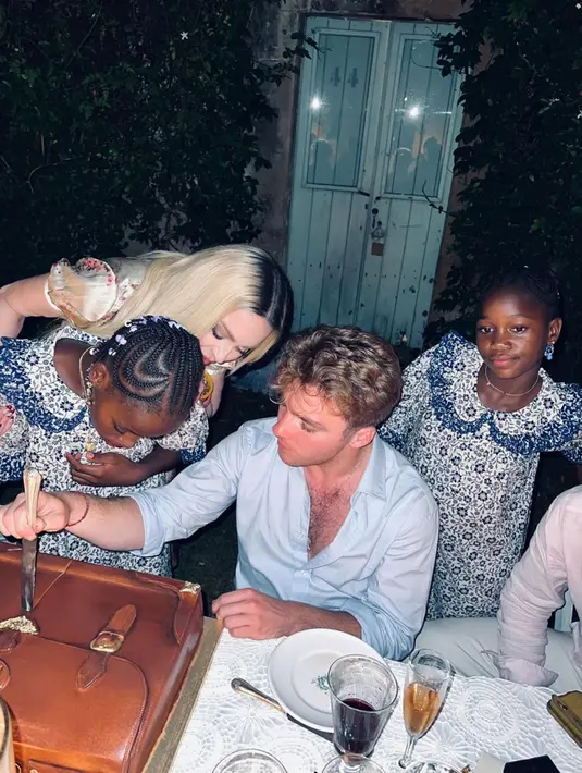 Madonna dalam pesta ultah Rocco Ritchie. (Foto: Instagram/ madonna)