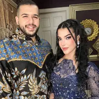 Tasya melengkapi penampilan dengan anting-anting silvernya. Sedangkan sang suami, tampil dengan kemeja batik lengan panjang.  [@tasyafarasya]