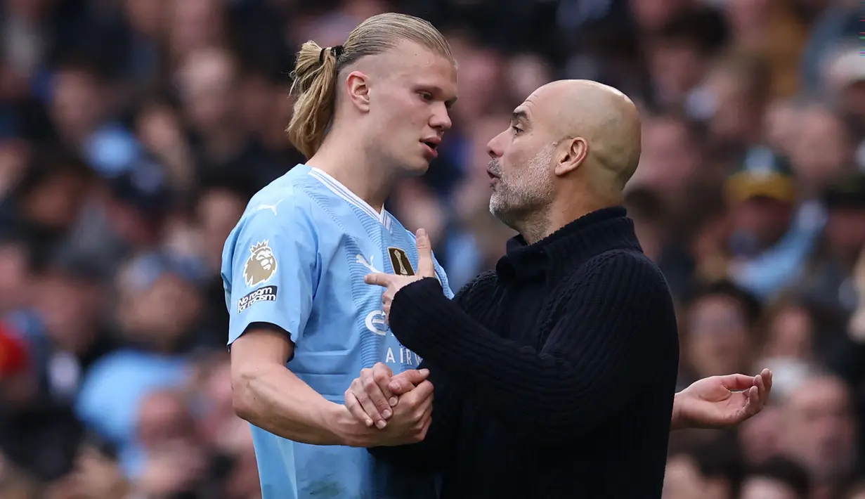 Pemain Manchester City, Erling Haaland, bersitegang dengan pelatih Pep Guardiola saat melawan Wolverhampton pada laga pekan ke-36 Premier League 2023/2024 di Stadion Etihad, Sabtu (4/5/2024). (AFP/Darren Staples)