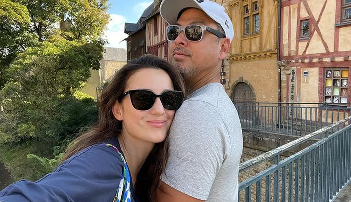 Julie Estelle dan David menikah setelah 3,5 tahun pacaran. Pernikahan diumumkan sekitar dua minggu setelah keduanya menjadi suami istri. [Instagram/julstelle]