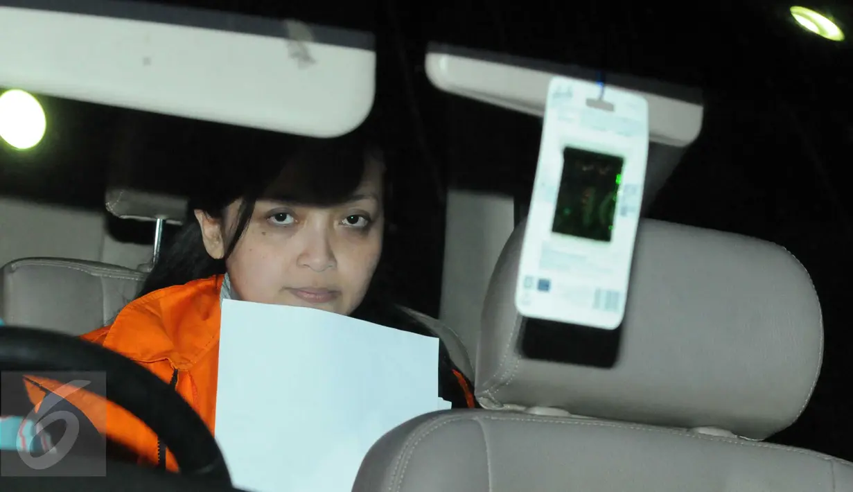 Julia Prasetyarini saat memasuki mobil tahanan di Gedung KPK, Jakarta, Senin (18/1/2016). Julia diperiksa KPK terkait kasus suap proyek di Kementerian Pekerjaan Umum dan Perumahan Rakyat. (Liputan6.com/Helmi Afandi)