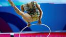 Atlet Rusia, Margarita Mamun, beraksi di nomor Senior individual all Around Final Kejuaraan Senam Ritmik Eropa 2016 di Holon Toto Hall, Israel, (18/6/2016). (AFP/Thomas Coex)