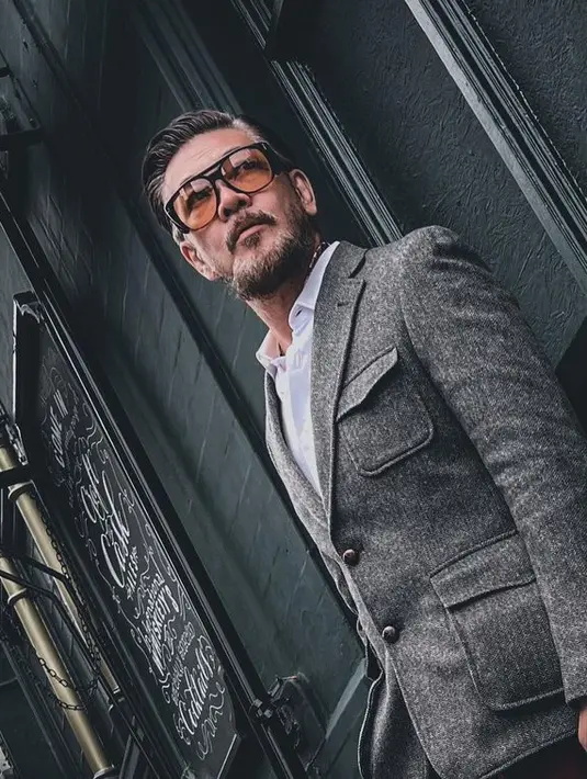 <p>Sudah tak diragukan lagi untuk selera fashion Ferry Salim. Mulai dari kasual dan setelan jas, semua cocok dengan Ferry. [Foto: Instagram.com/ferrysal!m]</p>