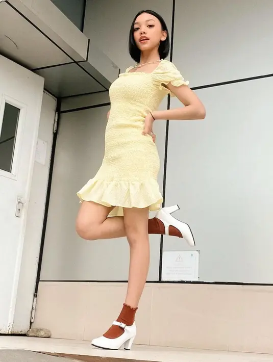 Tak melulu tampil dengan kaos oblong dan jeans, sesekali Naura pun juga mengenakan dress yang dipadukan dengan sepatu heels. Penampilannya ini pun memberikan kesan feminin pada Naura. (Liputan6.com/IG/naura.ayu)