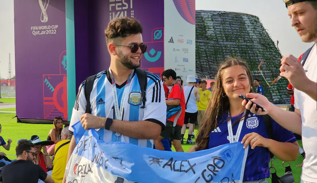 Para suporter dengan berbagai atribut seperti bendera yang dibawa suporter Argentina ini tampaknya sudah tak sabar untuk segera dusuguhi aksi-aksi terbaik para bintang sepak bola kesayangan mereka. (Dok. SCM)