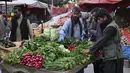 Dalam gambar yang diambil pada 5 April 2022, orang-orang membeli sayuran di pasar selama bulan suci Ramadhan di Kabul, Afghanistan. (Sahel ARMAN / AFP)