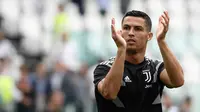 Pesepak bola Cristiano Ronaldo bertepuk tangan saat pemanasan di Stadion Allianz, Turin, Italia, 25 Agustus 2018. Ronaldo masuk dalam daftar 100 pria tertampan di dunia bersaing dengan pebulu tangkis Indonesia, Jonatan Christie. (Filippo MONTEFORTE/AFP)