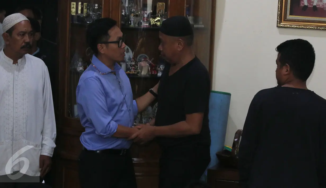 Komedian yang juga anggota DPR RI, Eko Patrio melayat ke rumah duka mendiang Susiana, istri komedian Tukul Arwana, di Cipete, Jakarta, Selasa (23/8). Susiana meninggal di usia 48 tahun diduga karena penyakit asma. (Liputan6.com/Herman Zakharia)